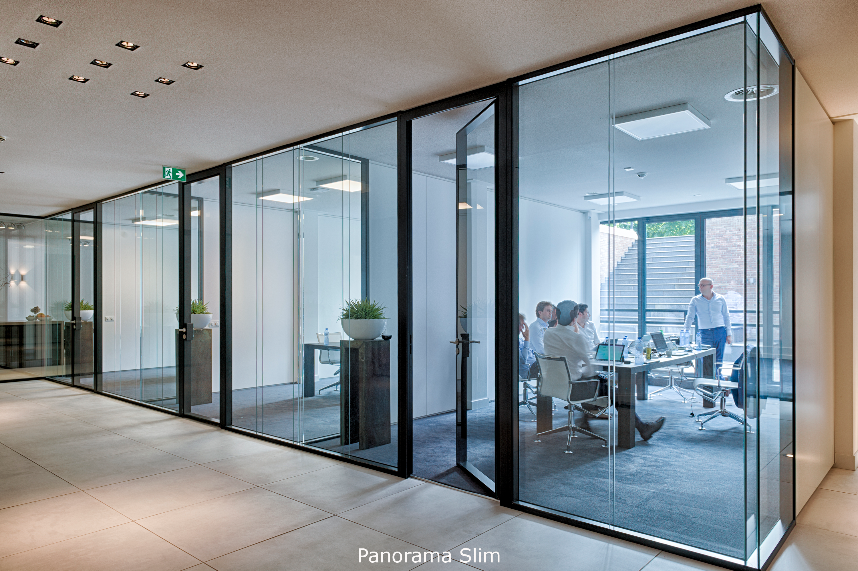 3 kantoorruimtes met dubbele glazen scheidingswanden en vergaderende mensen