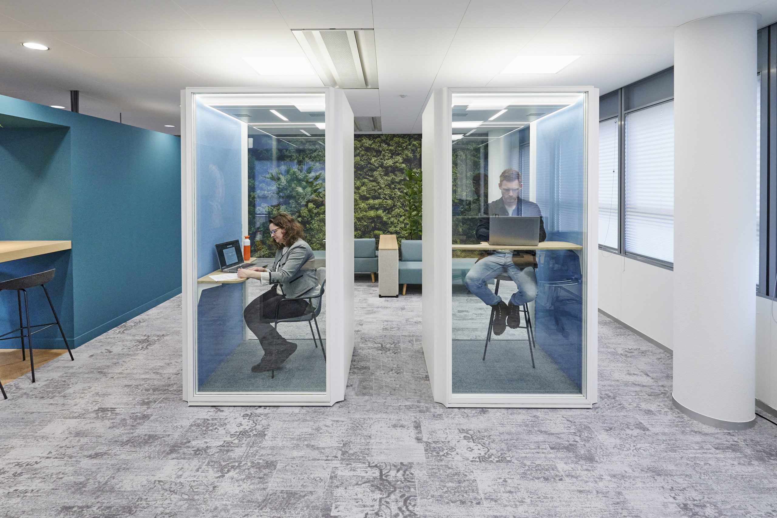 Chez Alfa, le module de bureau Halo offre un espace tranquille dans un environnement de travail ouvert